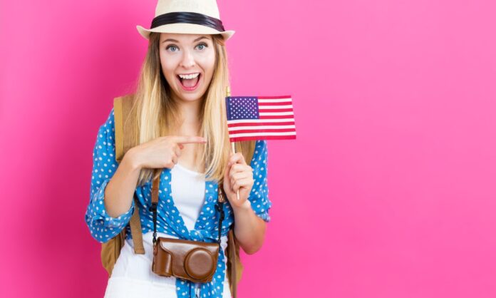 mulher turista com bandeira dos Estados Unidos