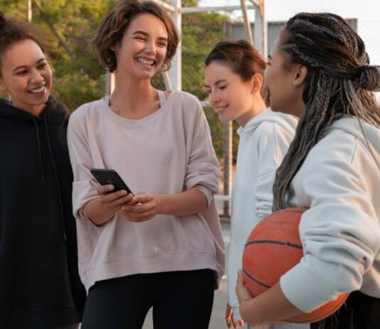 Como falar sobre esportes em inglês: Termos e expressões úteis mulheres estudando esportes em inglês