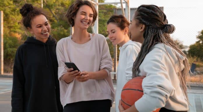 mulheres estudando esportes em inglês