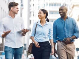 Sotaques em inglês: Como diferenciar os principais Pessoas de países diferentes com sotaques em inglês