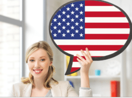 Imagem de uma mulher segurando uma placa com a bandeira dos EUA representando os verbos: Has been, had been, have been